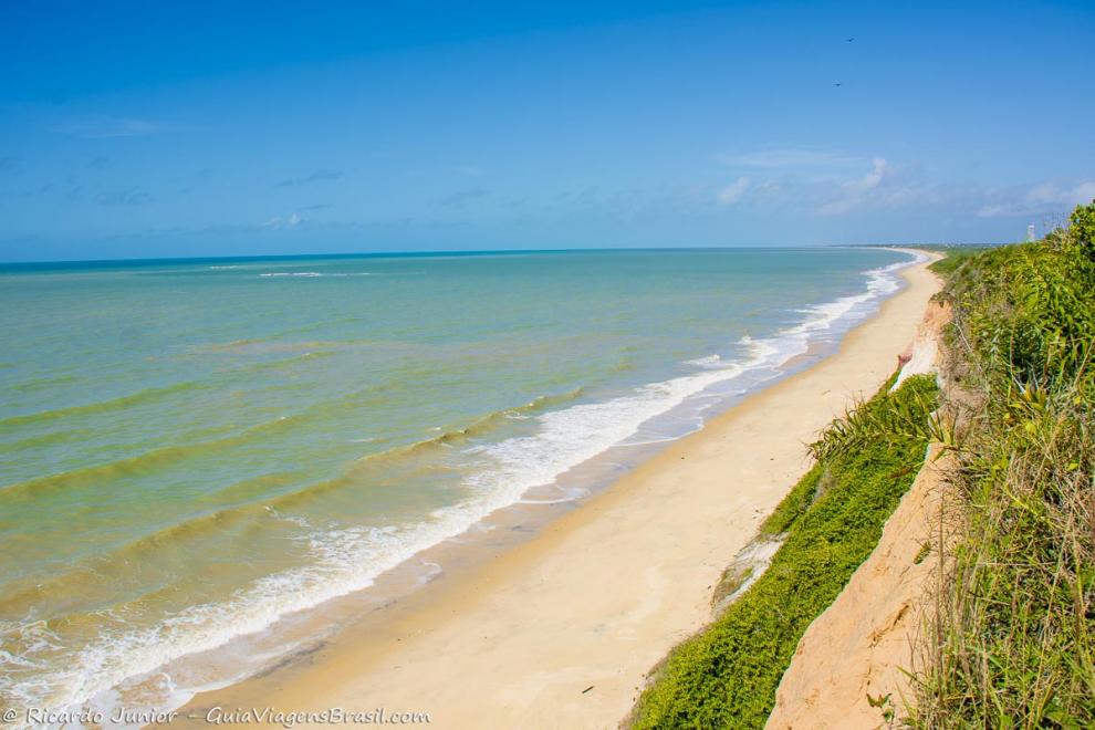 Imagem do mar calmo e belo da Praia do Farol.